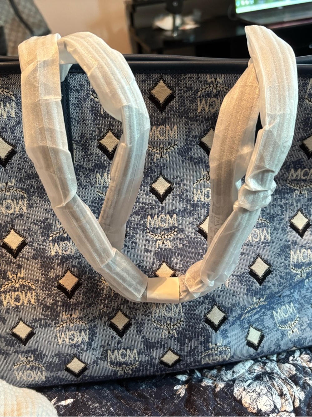 NWT MCM Aren Tote – Blue Denim Visetos – BRAND NEW Full Set (Dust Bag & Papers) - Picture 2 of 12